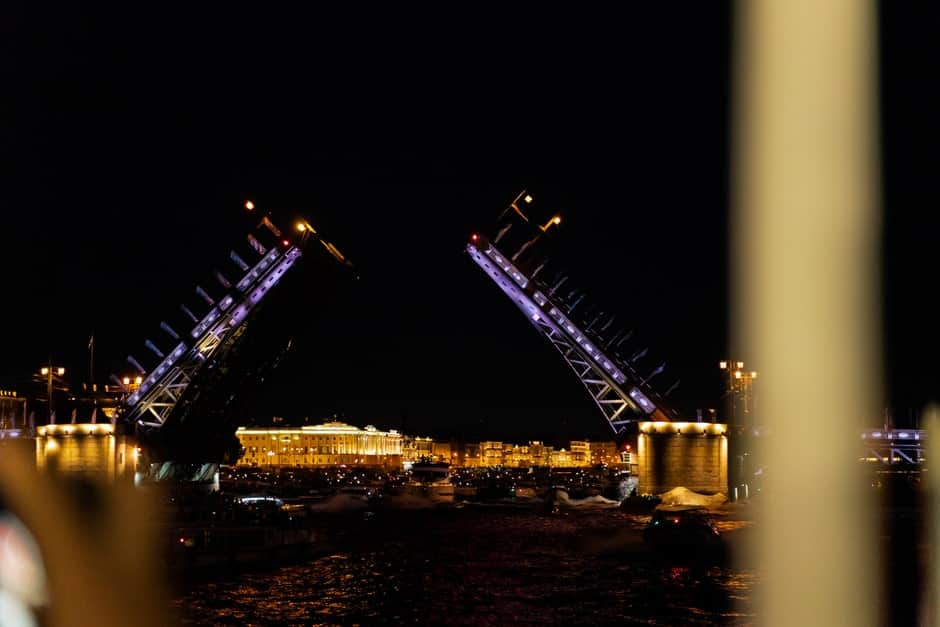 Ночная прогулка на музыкальном теплоходе под развод мостов по Неве - 1