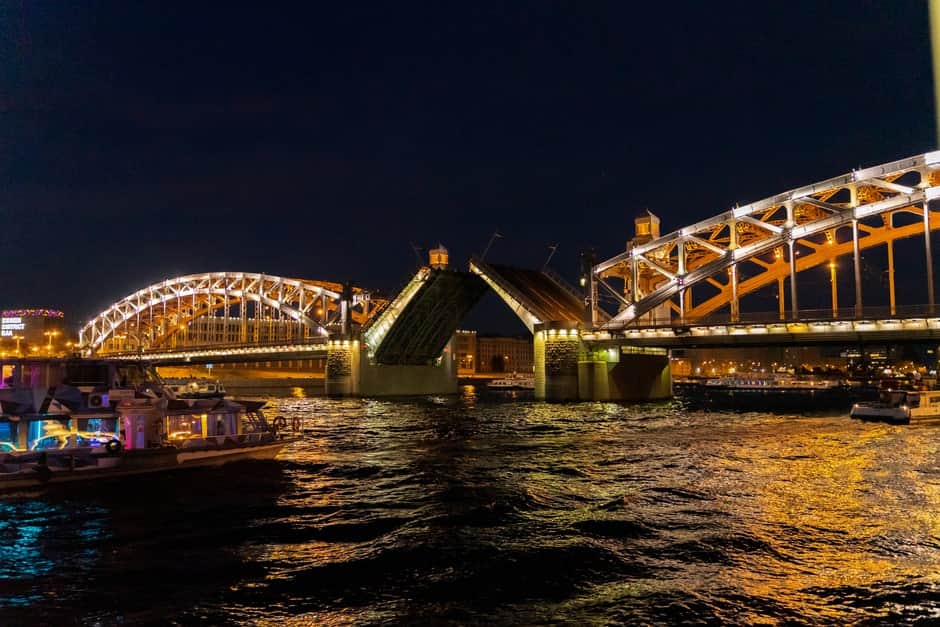 Ночная прогулка на музыкальном теплоходе под развод мостов по Неве - 12