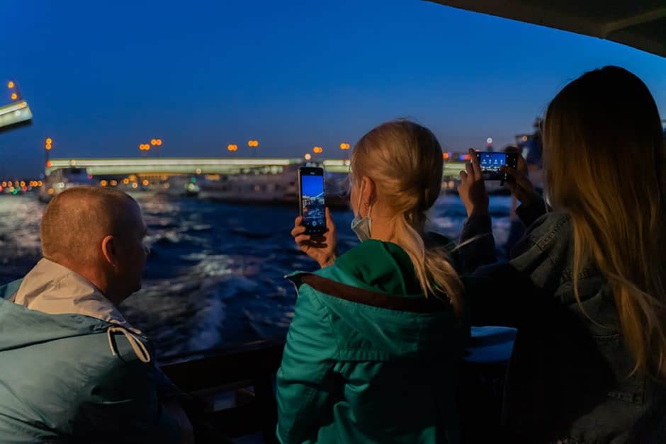 Путешествие по Неве на теплоходе с обзором города 2026 - 2