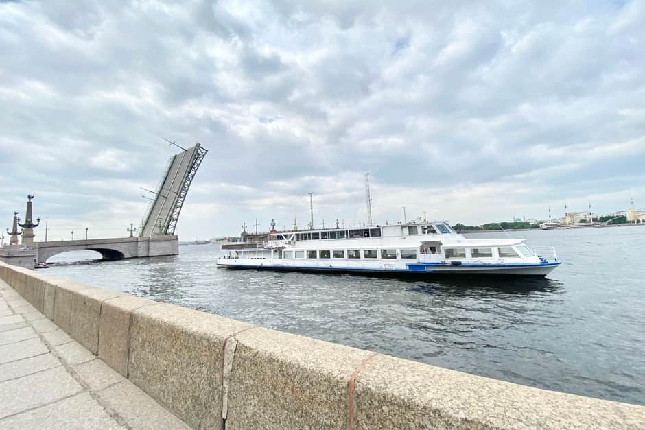 Аренда двухпалубного теплохода Чайка от 3000 ₽ за гостя - 1