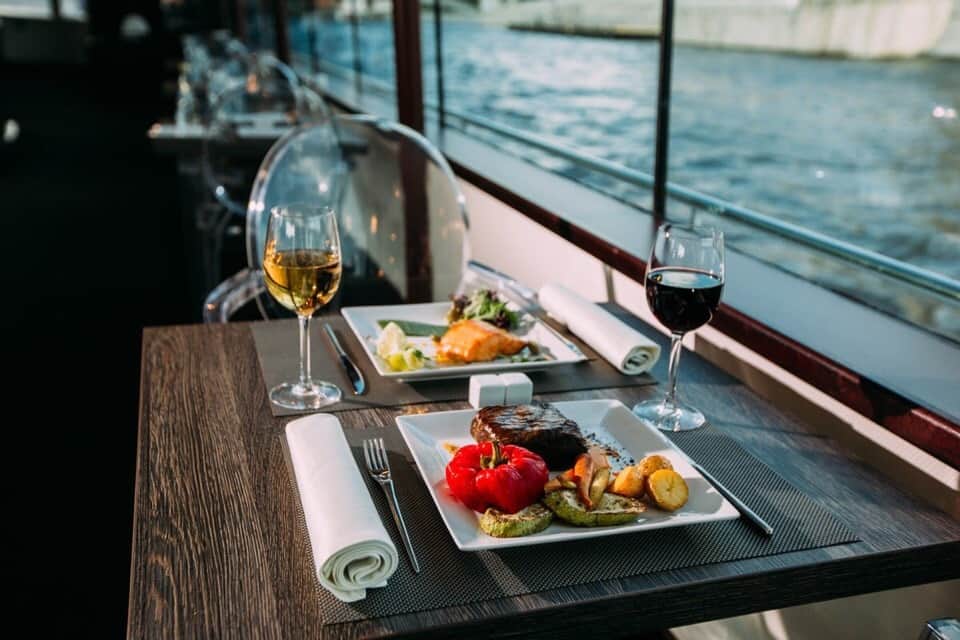 Речные прогулки на теплоходе Ривер Лаунж (River Lounge) - 1