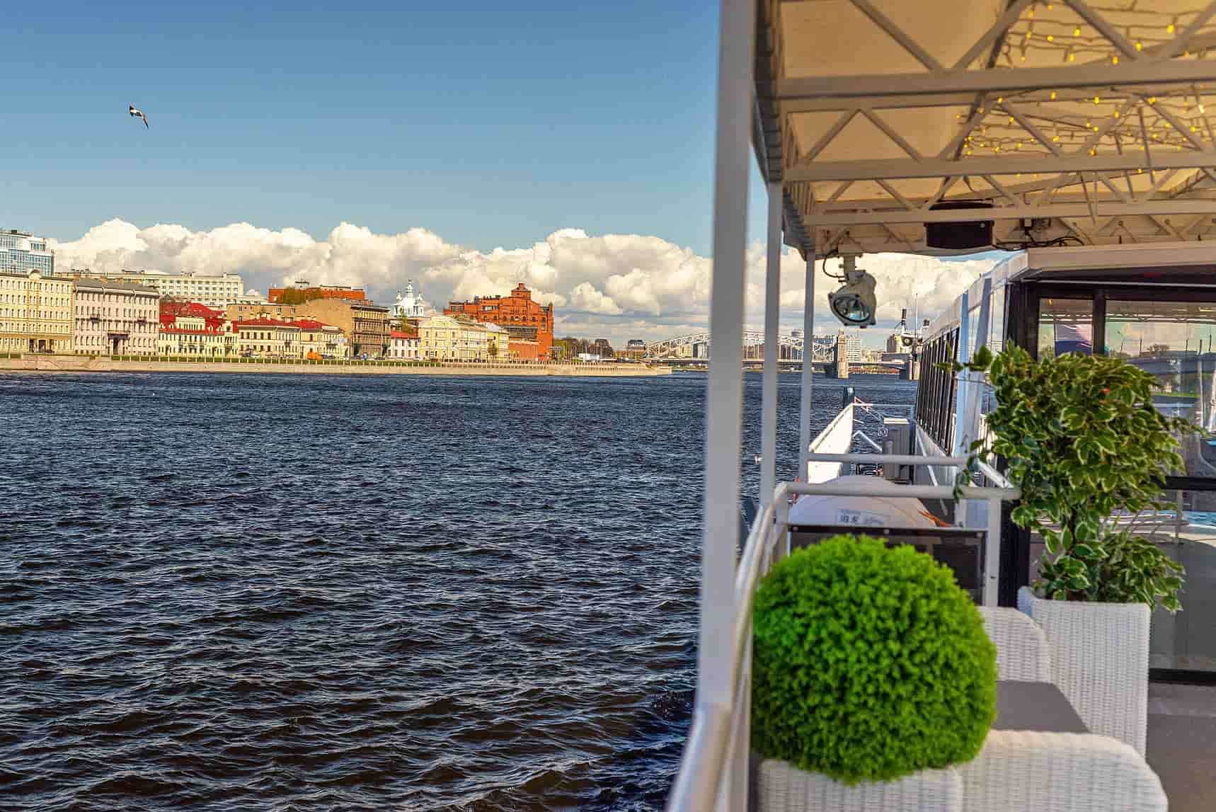 Вечерний круиз на теплоходе Северное Сияние к Лахта-Центру - 1