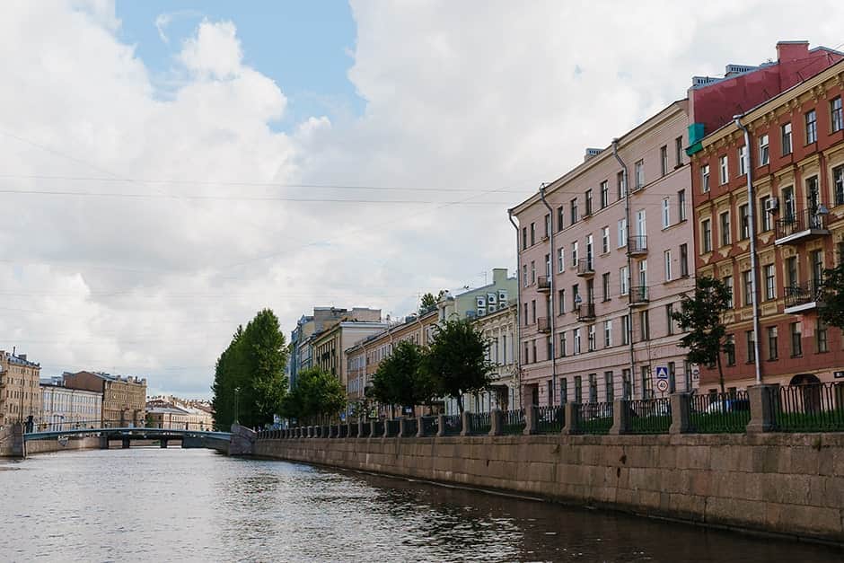 Прогулка утром на катере по рекам и каналам Петербурга: групповая экскурсия с выходом в Неву и подходом к Крейсеру Аврора - 1