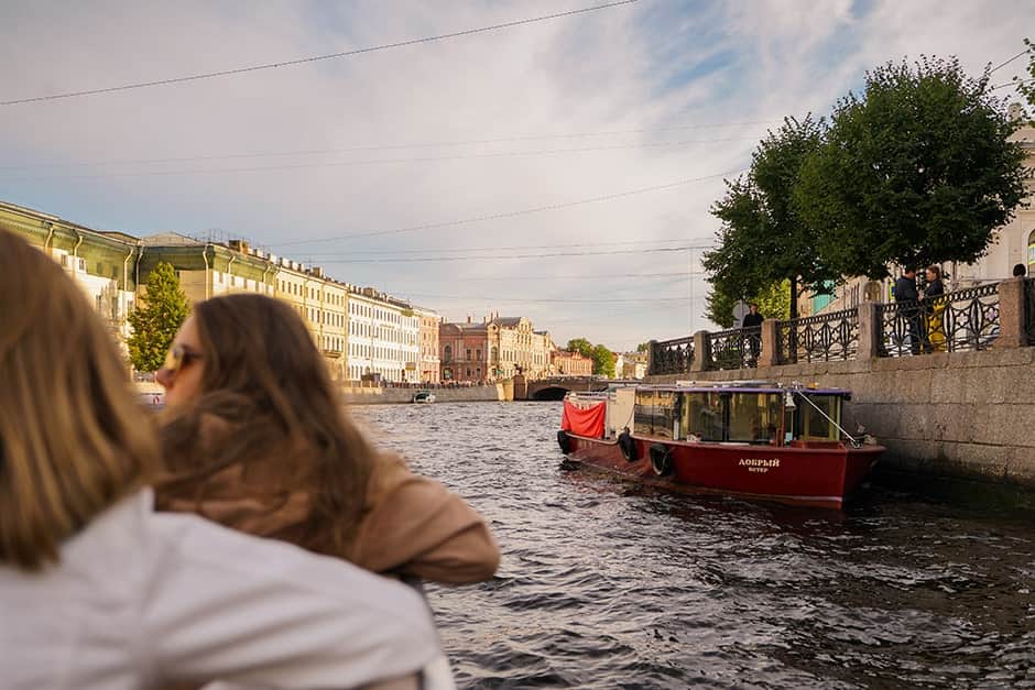 Прогулка утром на катере по рекам и каналам Петербурга: групповая экскурсия с выходом в Неву и подходом к Крейсеру Аврора - 9