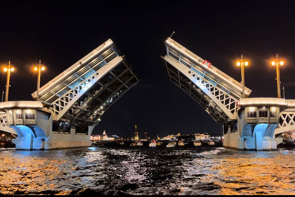 Через порт к разводным мостам — прогулка на катере через закрытые территории Адмиралтейских верфей с просмотром разводки мостов - 1