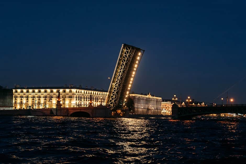 Через порт к разводным мостам — прогулка на катере через закрытые территории Адмиралтейских верфей с просмотром разводки мостов - 6