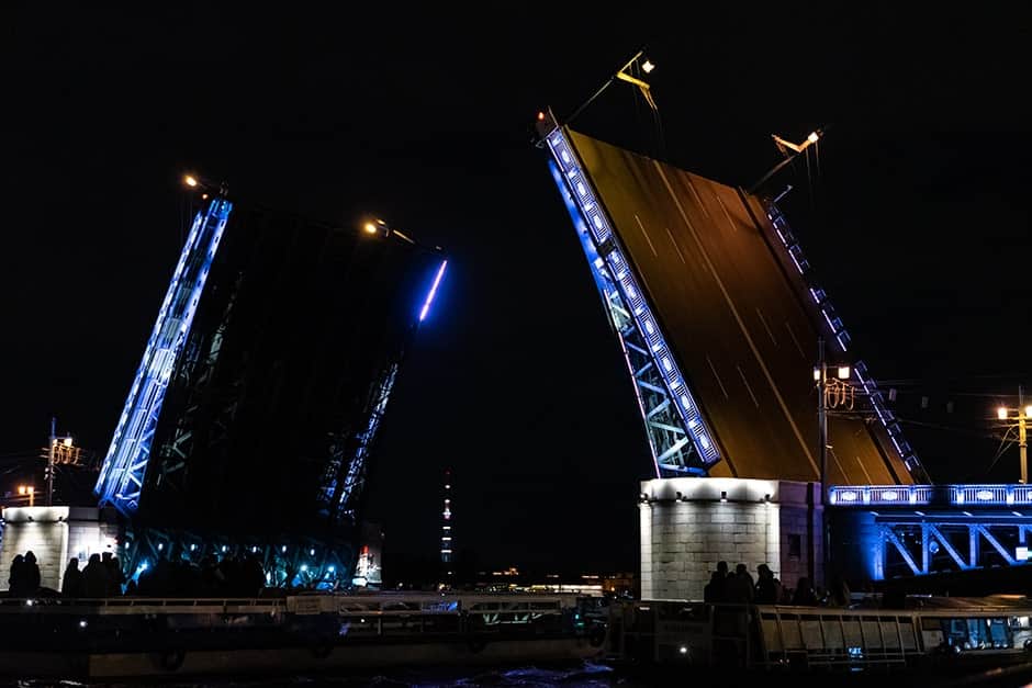 Через порт к разводным мостам — прогулка на катере через закрытые территории Адмиралтейских верфей с просмотром разводки мостов - 5