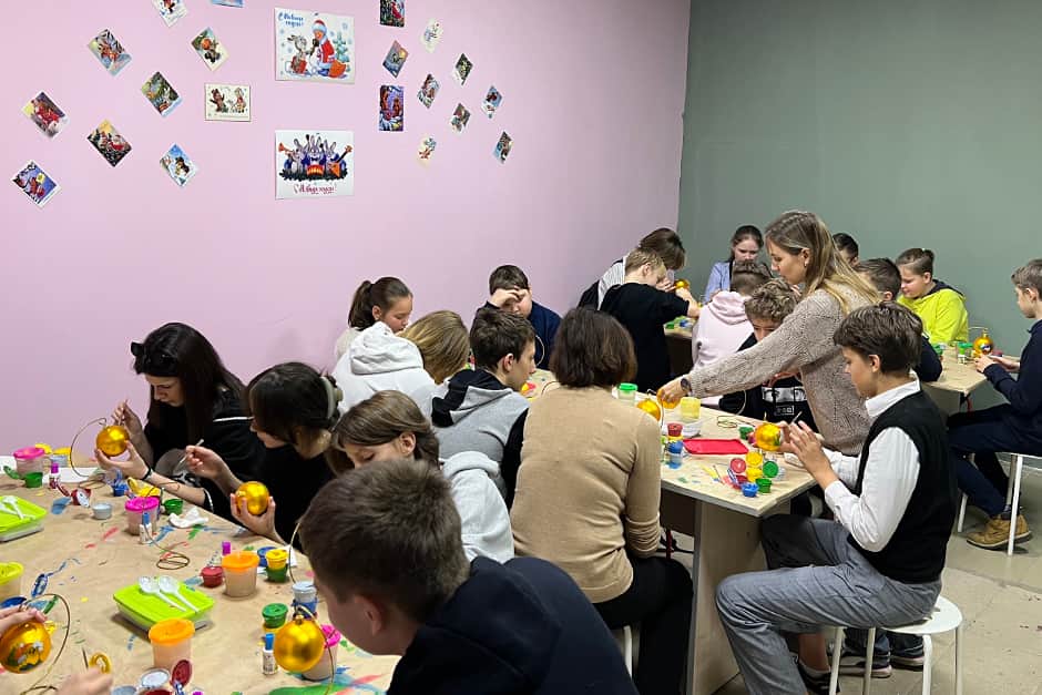 Автобусная экскурсия «Рождественские истории Петербурга» c мастер-классом на фабрике ёлочных игрушек «Ленигрушка» - 4