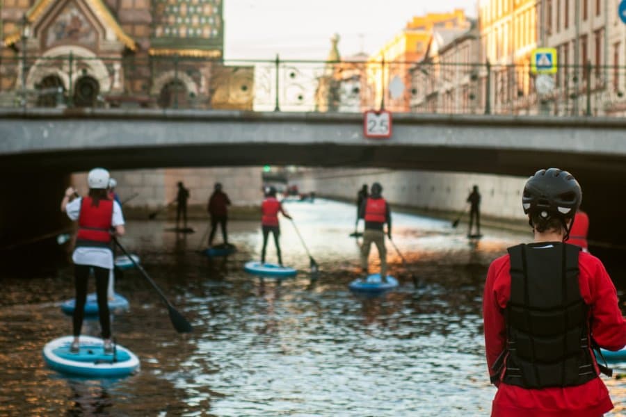 Прогулка на сапах на рассвете в Санкт-Петербурге
