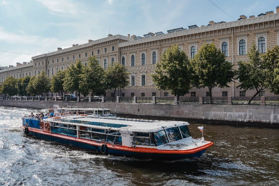 Аренда теплохода «Чародейка»