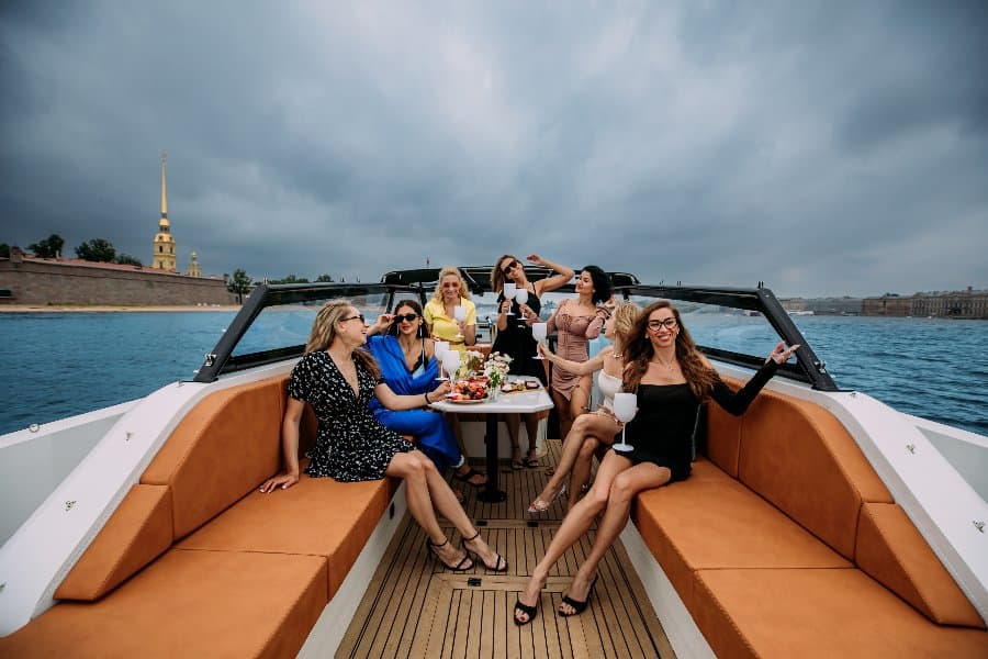 Аренда премиум катера Cloudberry в Петербурге — VIP отдых на Неве