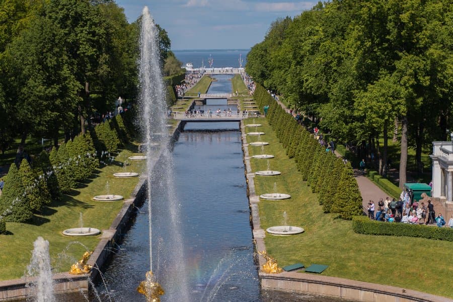 Метеоры в Петергоф от Дворцовой набережной