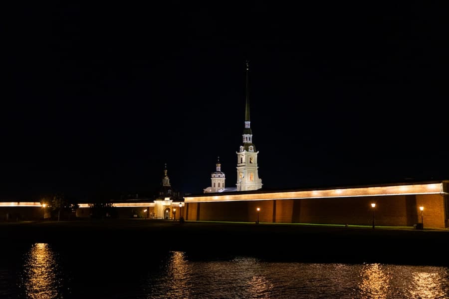 По Неве от Петропавловской крепости мимо разводных мостов