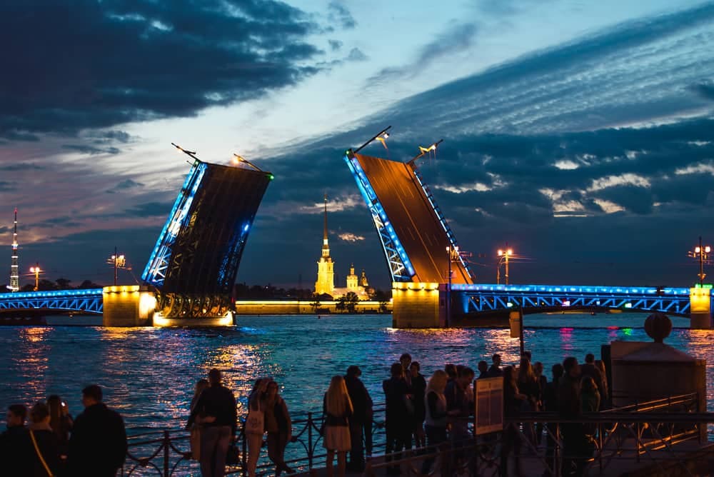 Ночная экскурсия под развод мостов на 1-палубном теплоходе