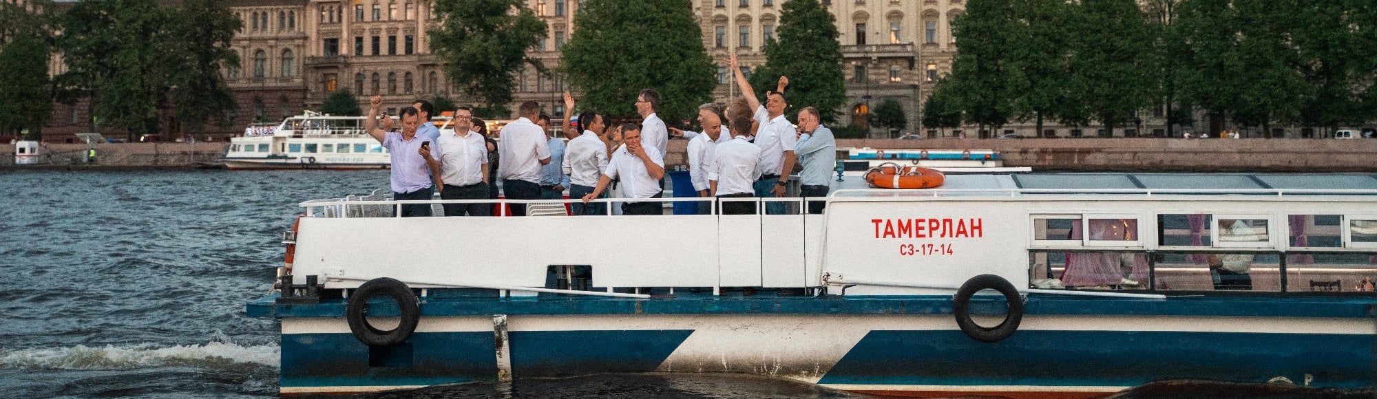 Аренда однопалубного теплохода в Санкт-Петербурге