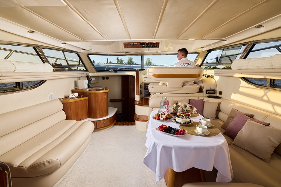 Большой закрытый зал