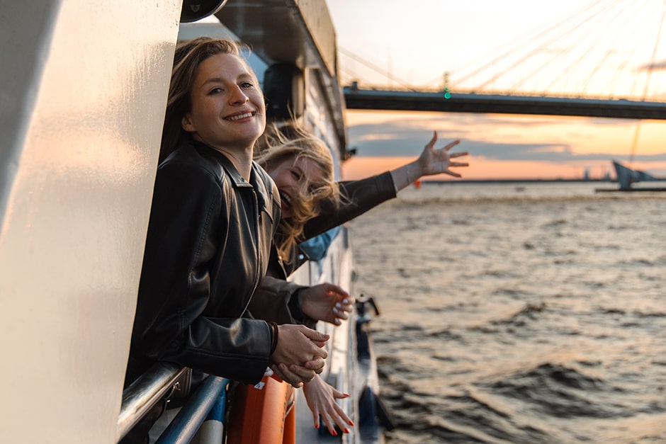 @nevatrip. Девушки на водном транспорте в Финском заливе