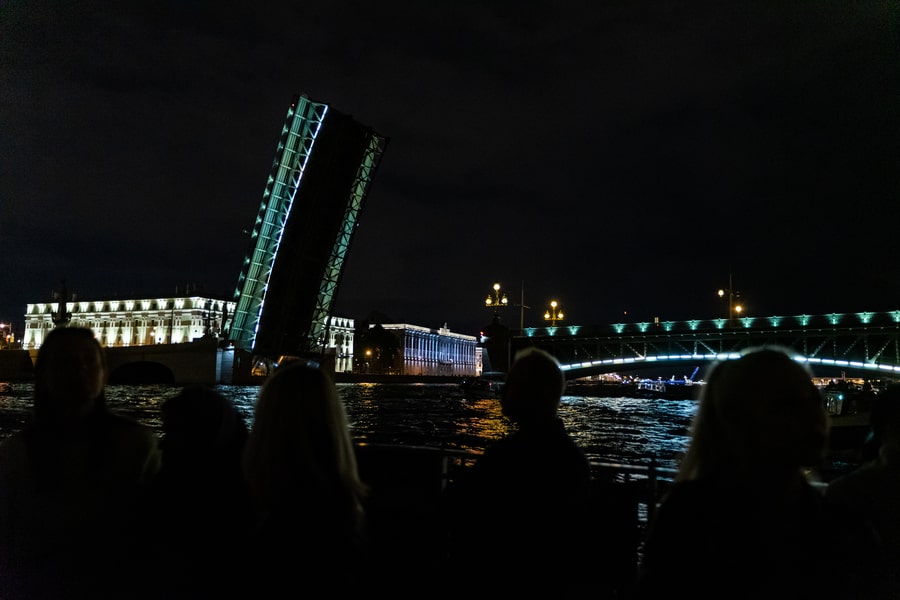 Ночная Нева &mdash; разведенный Троицкий мост