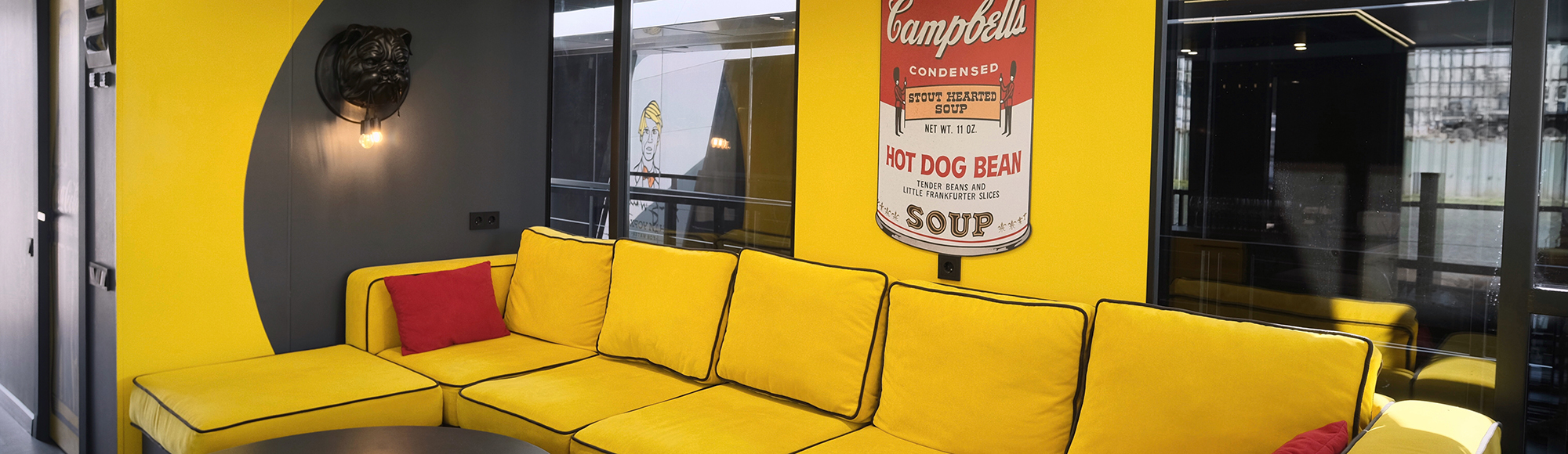 Аренда хаусбота «Энди Уорхол» для водных прогулок и мероприятий в центре Москвы