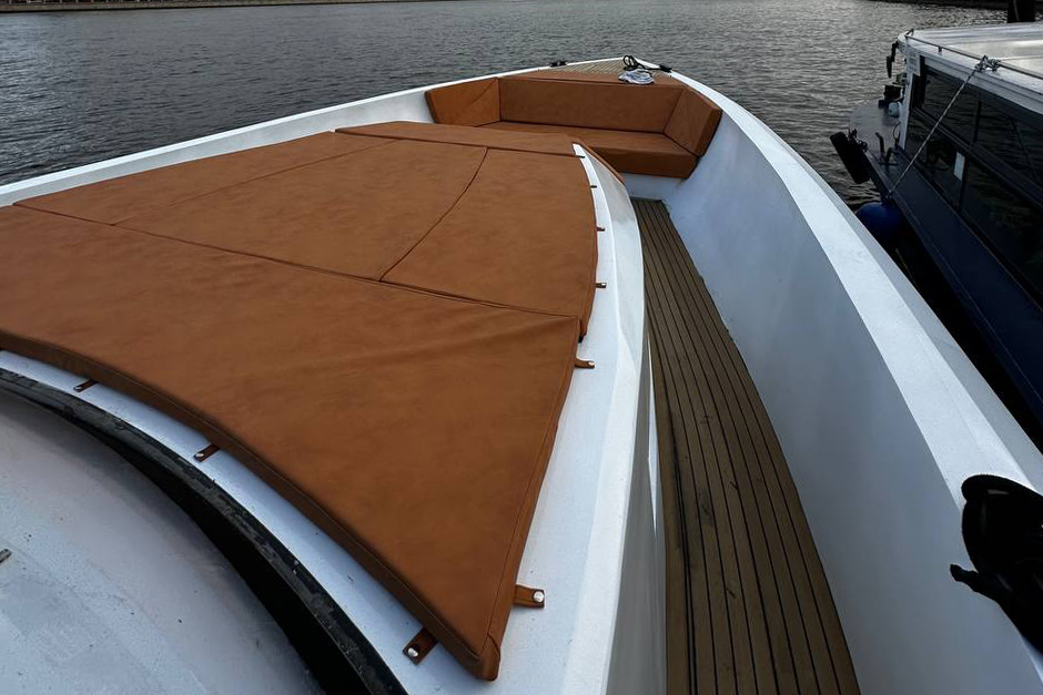 Смотровые площадки по бокам яхты.