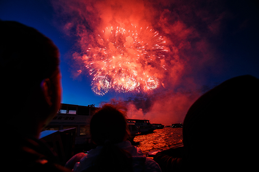 Салют 9 мая с теплохода «Пурга» в Санкт-Петербурге