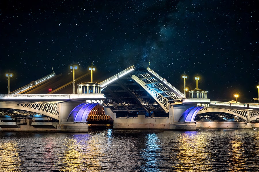 Через порт к разводным мостам на катере