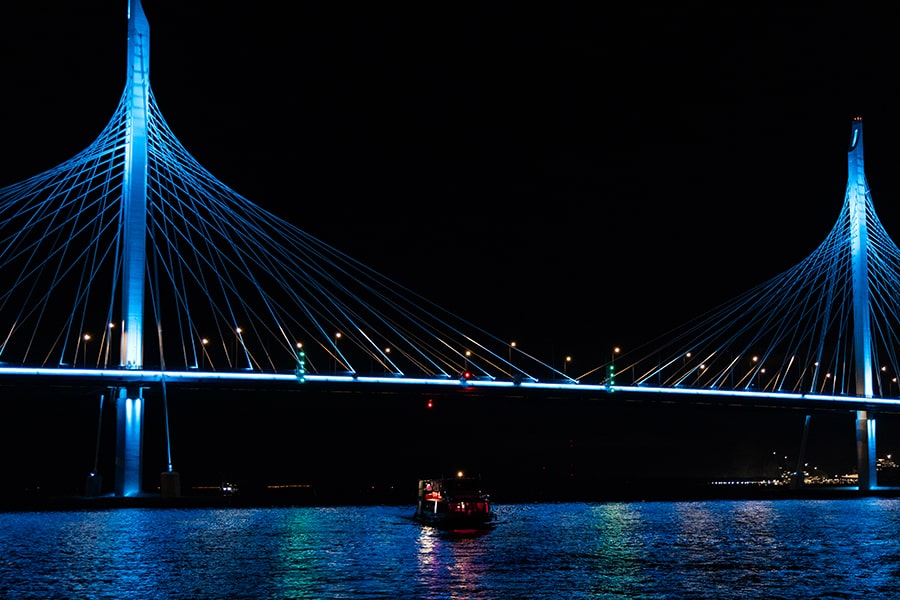 Через порт к разводным мостам на катере