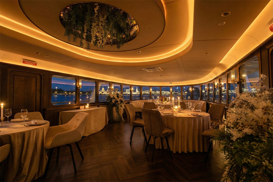 Гранд-круиз под разводными мостами на теплоходе «Шустрый Бобер»