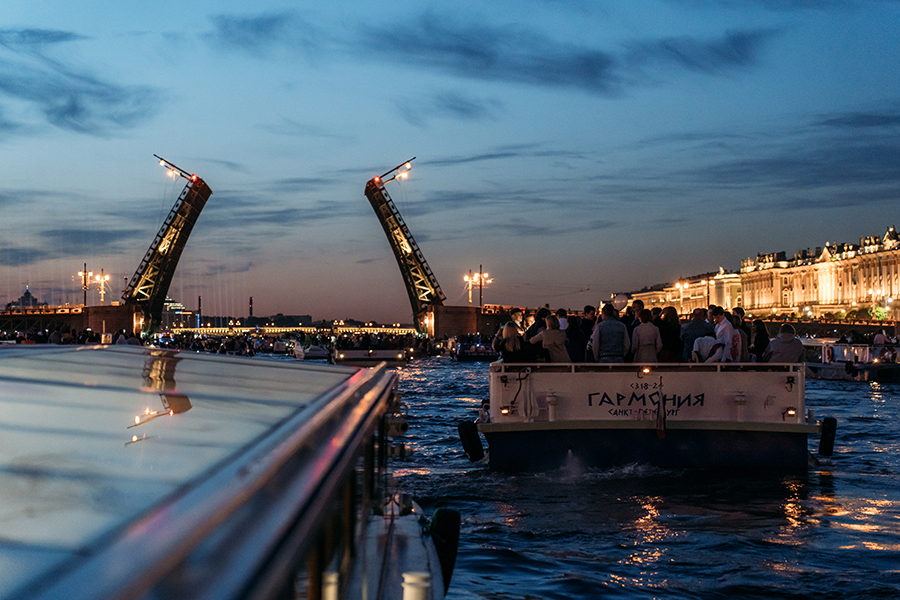 Развод мостов с Карповки на теплоходе